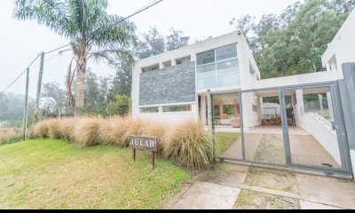 Casa en Rincon del Indio. Diseño minimalista. Super funcional.