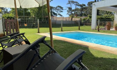 Moderna Casa con piscina climatizada. Barrio Marly. Proxima a Punta Shopping.