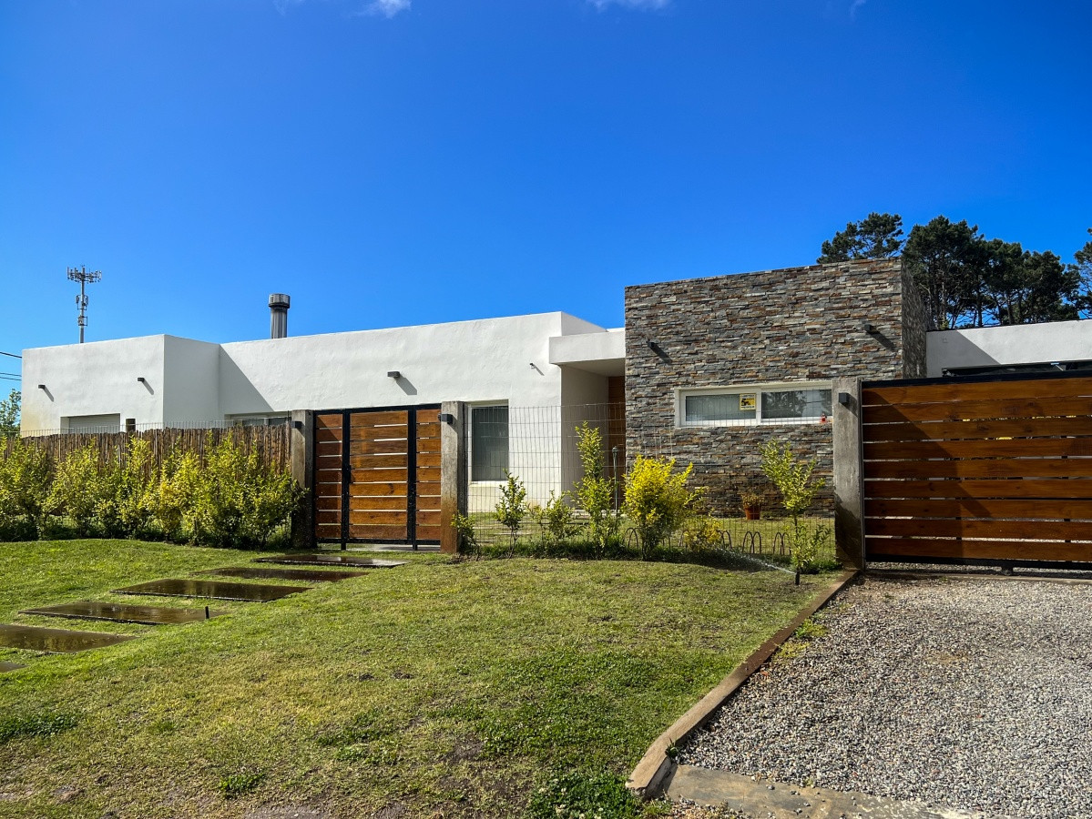 Moderna Casa en Barrio Marly. Próxima Punta Shopping. Zona Colegios.