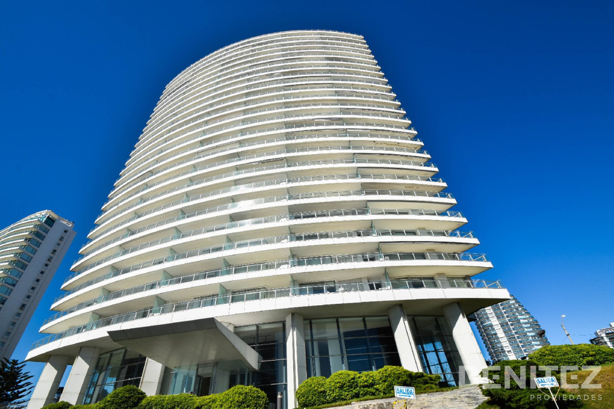 Apartamento ID.5998 - Seasons Tower piso alto! 2 dormitorios con espectacular vista. Playa Mansa