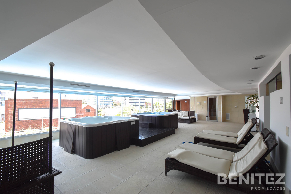 Apartamento ID.5998 - Seasons Tower piso alto! 2 dormitorios con espectacular vista. Playa Mansa