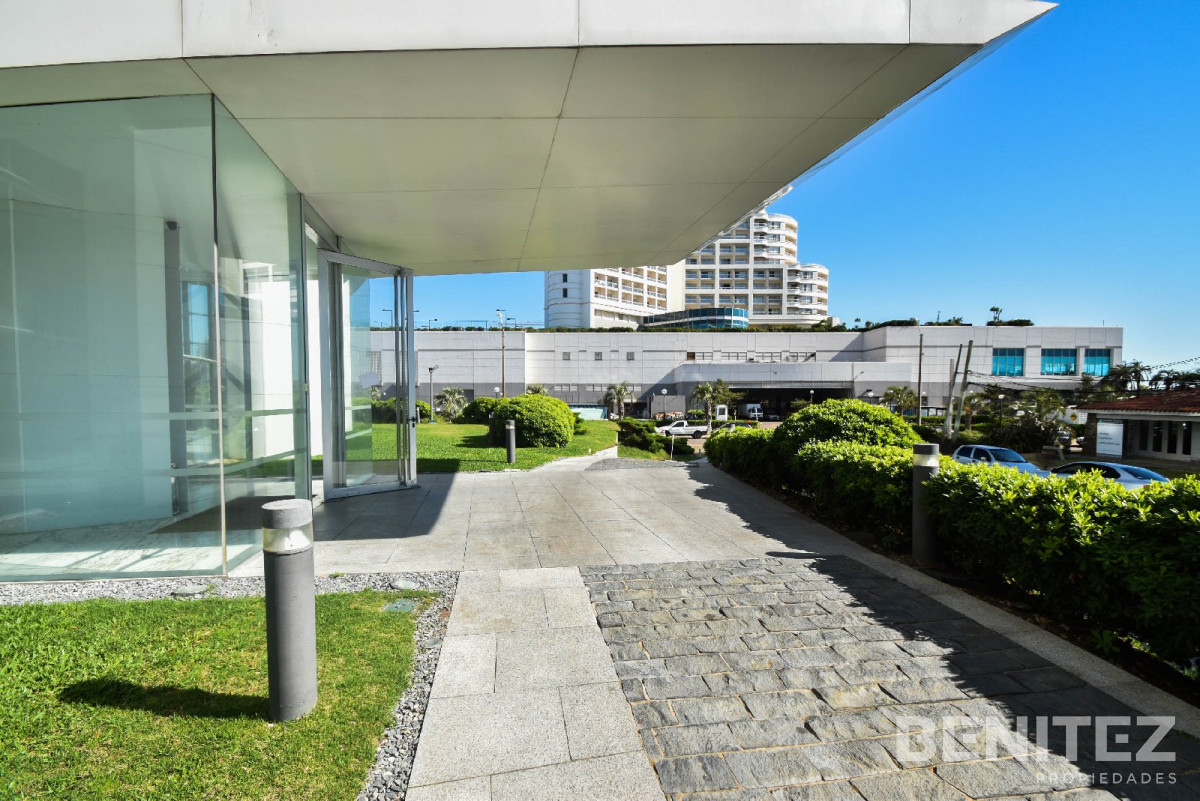Apartamento ID.5998 - Seasons Tower piso alto! 2 dormitorios con espectacular vista. Playa Mansa