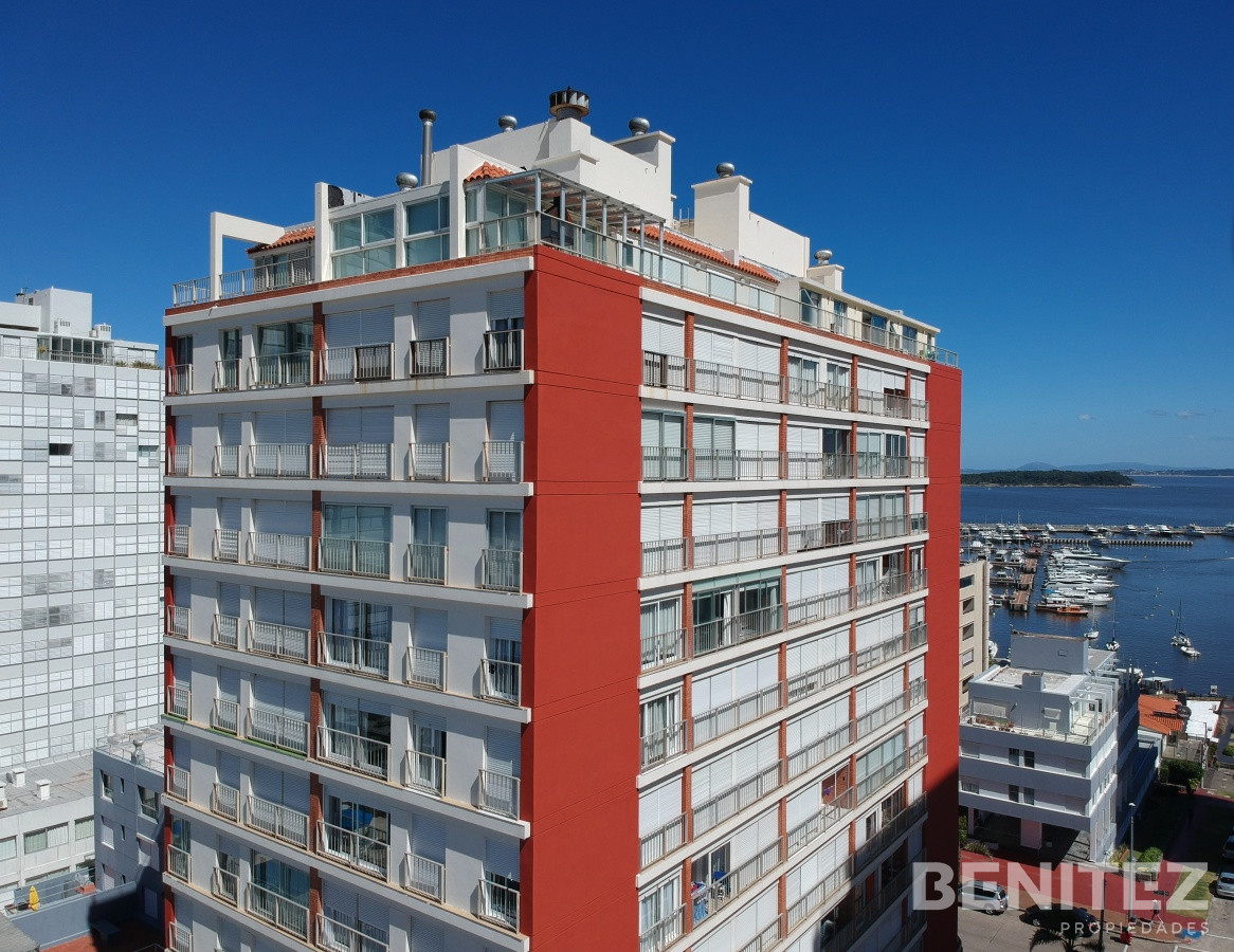 Apartamento ID.9677 - Esquinero de 2 dormitorios. A pasos del Puerto. 
