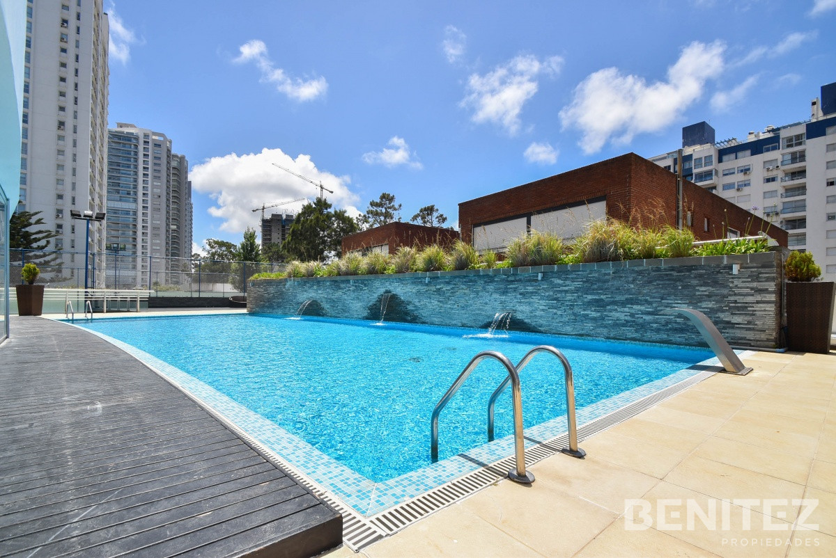 Apartamento ID.5998 - Seasons Tower piso alto! 2 dormitorios con espectacular vista. Playa Mansa