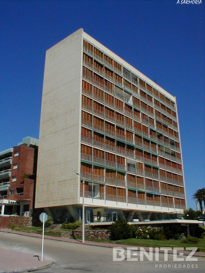 Apartamento ID.7354 - Único! Primera fila al Puerto. Amplio living. 1 dorm + 2 baños. 