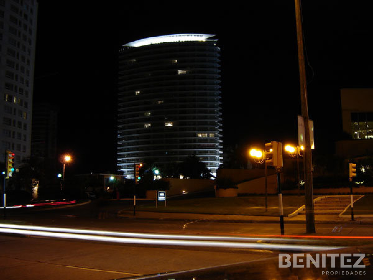 Apartamento ID.5998 - Seasons Tower piso alto! 2 dormitorios con espectacular vista. Playa Mansa