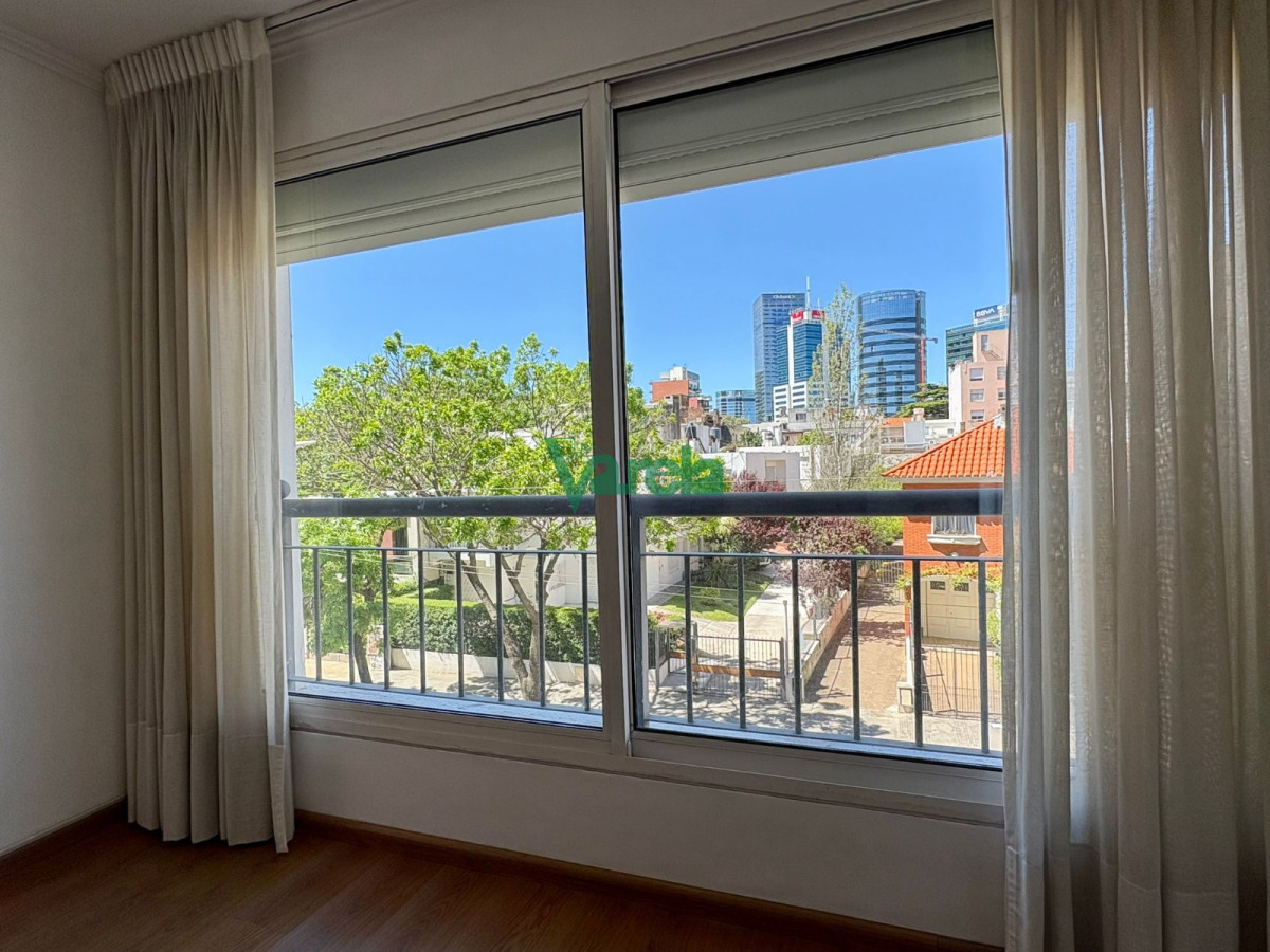 Apartamento ID.22847 - Apartamento en alquiler Pocitos, tres dormitorios 2 baños y garage