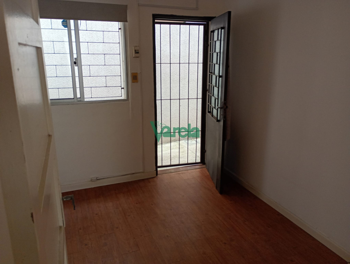 Apartamento ID.21781 - Venta apartamento, Malvín, 2 dorm, 1 baños, patio, a metros de la Rambla
