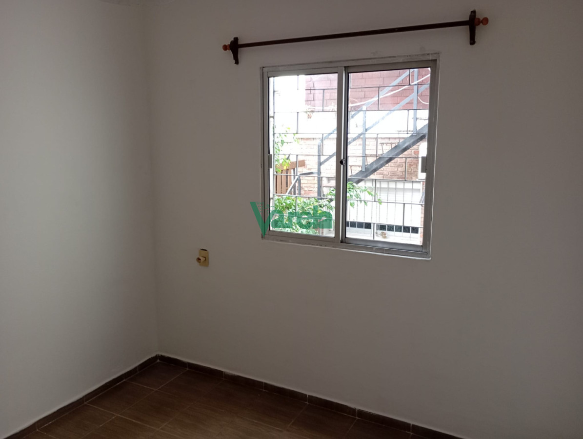 Apartamento ID.21781 - Venta apartamento, Malvín, 2 dorm, 1 baños, patio, a metros de la Rambla