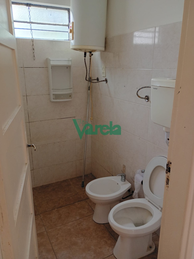 Apartamento ID.21781 - Venta apartamento, Malvín, 2 dorm, 1 baños, patio, a metros de la Rambla