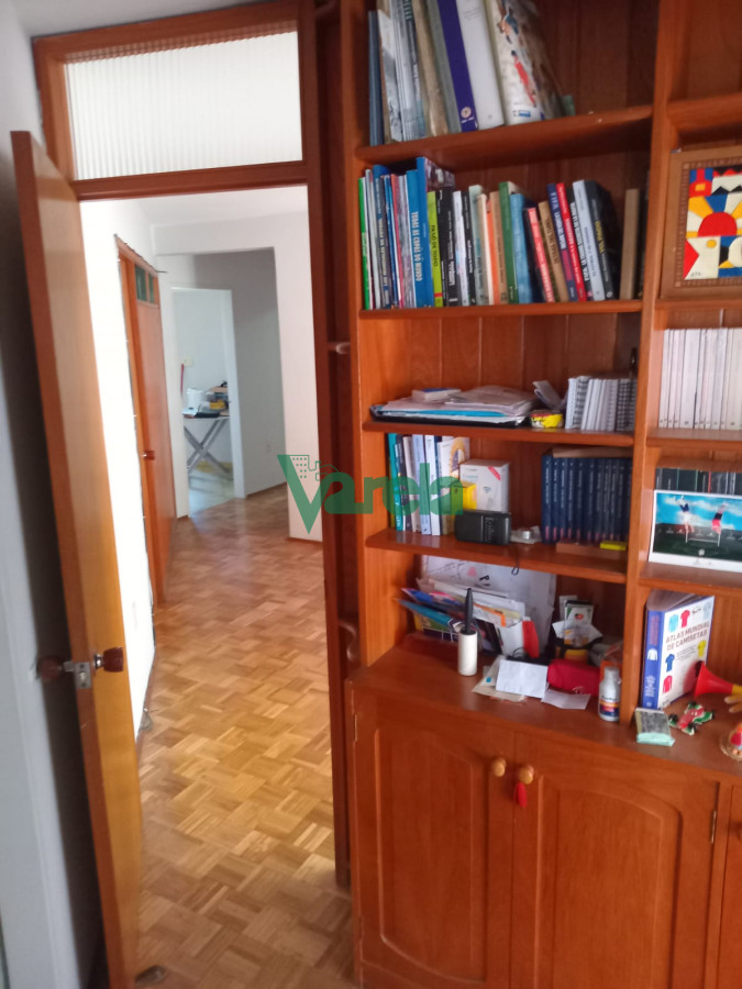 Apartamento ID.20746 - Venta de apartamento en Tres Cruces, 2 dorm y medio, piso alto, porteria 24 hrs