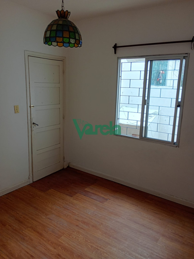 Apartamento ID.21781 - Venta apartamento, Malvín, 2 dorm, 1 baños, patio, a metros de la Rambla
