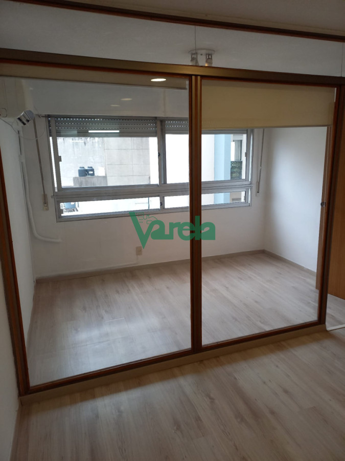 Apartamento ID.22876 - Venta monoambiente Cordón, vivienda u oficina con divisiones, garage lugar fijo.-