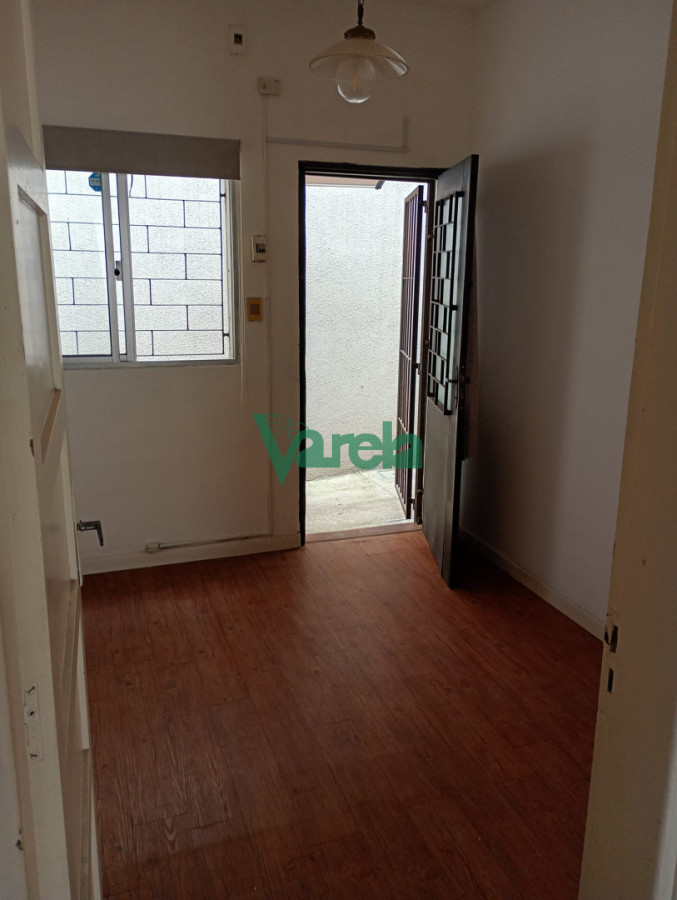 Apartamento ID.21781 - Venta apartamento, Malvín, 2 dorm, 1 baños, patio, a metros de la Rambla