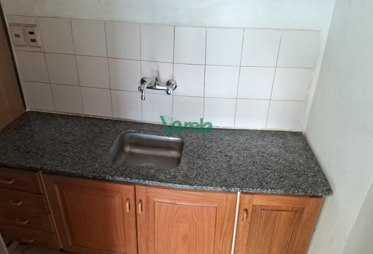 Apartamento ID.22876 - Venta monoambiente Cordón, vivienda u oficina con divisiones, garage lugar fijo.-