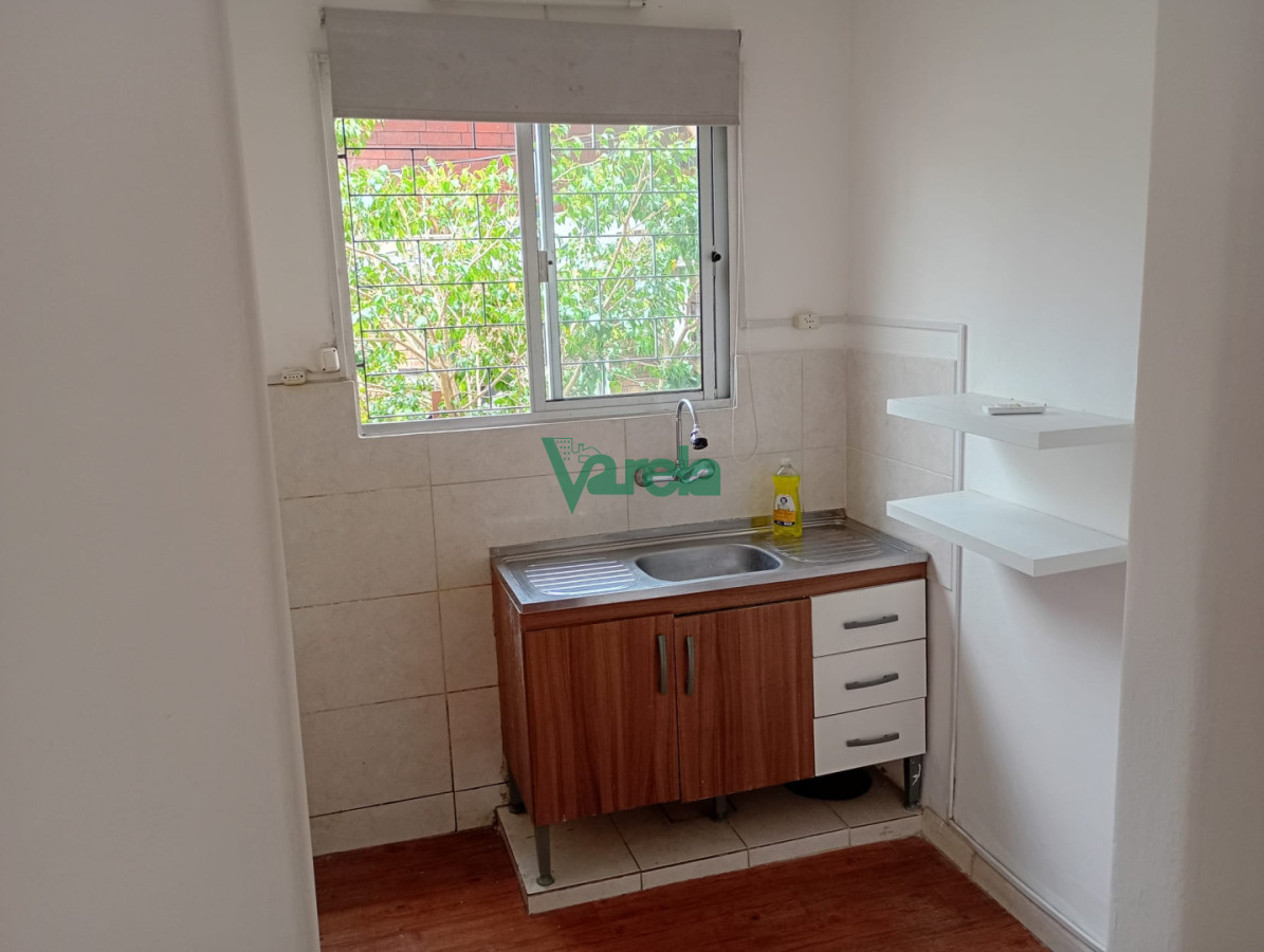 Apartamento ID.21781 - Venta apartamento, Malvín, 2 dorm, 1 baños, patio, a metros de la Rambla