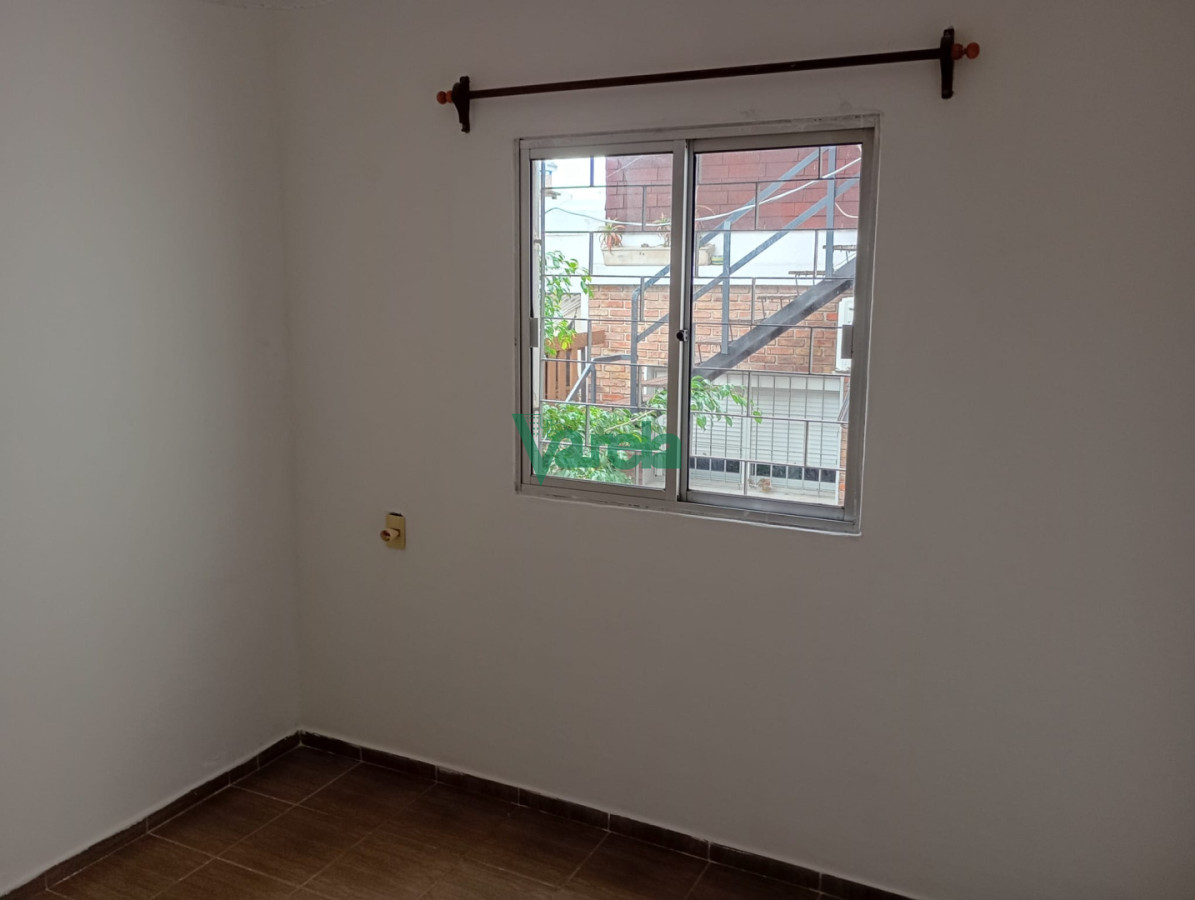 Apartamento ID.21781 - Venta apartamento, Malvín, 2 dorm, 1 baños, patio, a metros de la Rambla