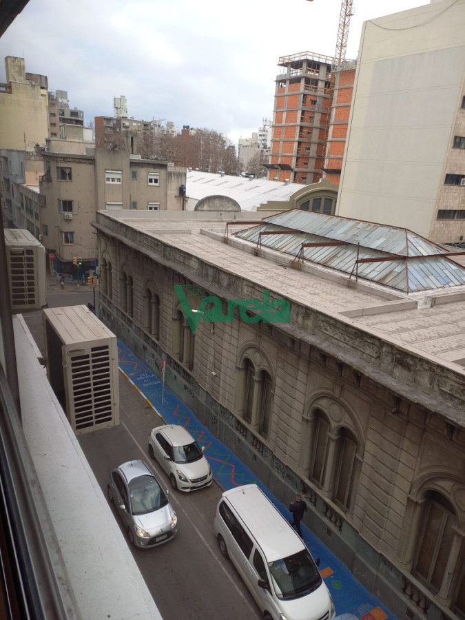 Apartamento ID.22876 - Venta monoambiente Cordón, vivienda u oficina con divisiones, garage lugar fijo.-