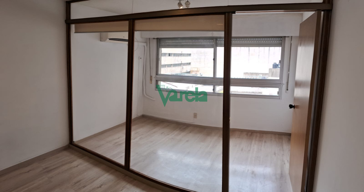 Apartamento ID.22876 - Venta monoambiente Cordón, vivienda u oficina con divisiones, garage lugar fijo.-
