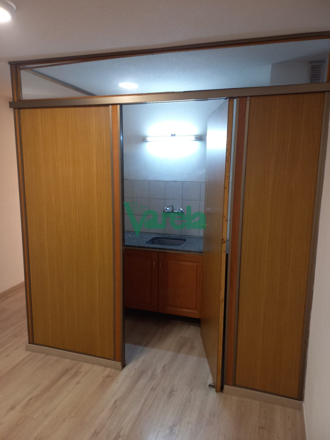 Apartamento ID.22876 - Venta monoambiente Cordón, vivienda u oficina con divisiones, garage lugar fijo.-