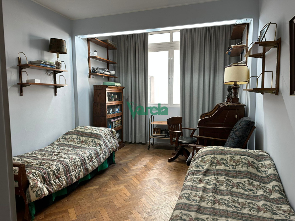 Apartamento ID.22907 - Venta apartamento Punta Carretas 3 dormitorios, servicio, terraza, garage