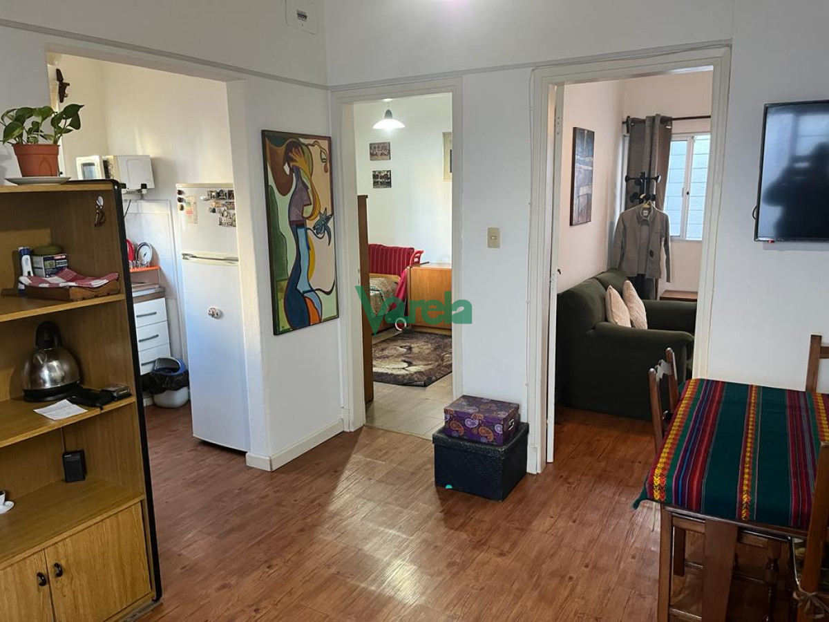 Apartamento ID.21781 - Venta apartamento, Malvín, 2 dorm, 1 baños, patio, a metros de la Rambla