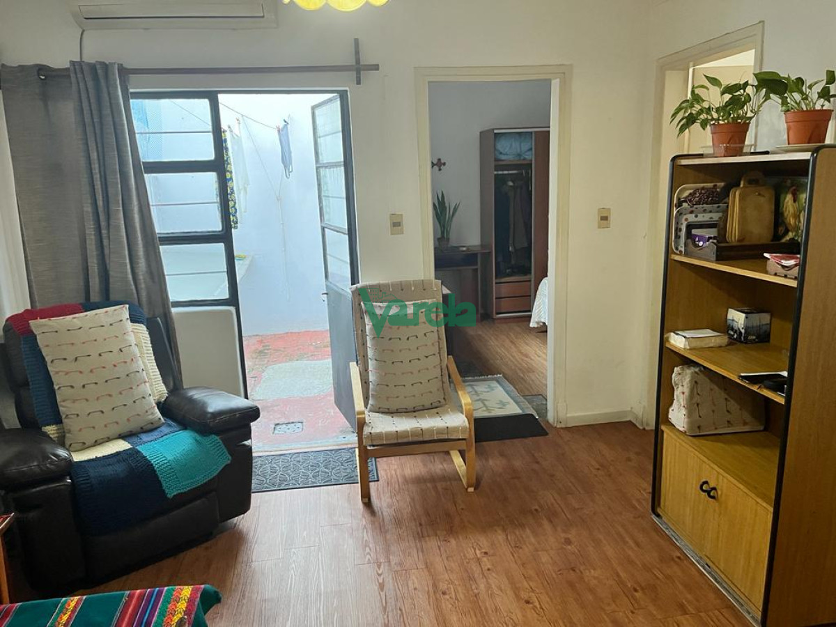 Apartamento ID.21781 - Venta apartamento, Malvín, 2 dorm, 1 baños, patio, a metros de la Rambla