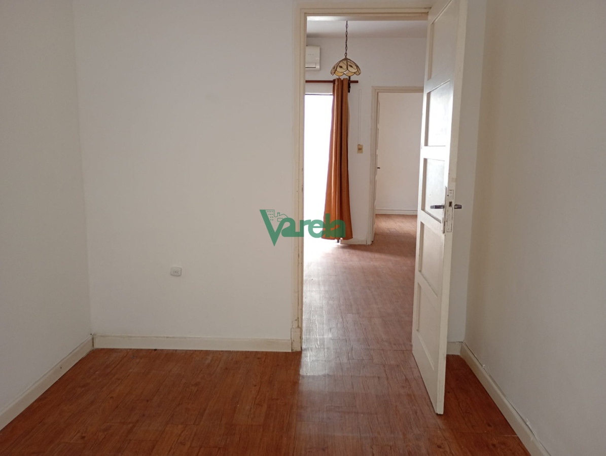 Apartamento ID.21781 - Venta apartamento, Malvín, 2 dorm, 1 baños, patio, a metros de la Rambla