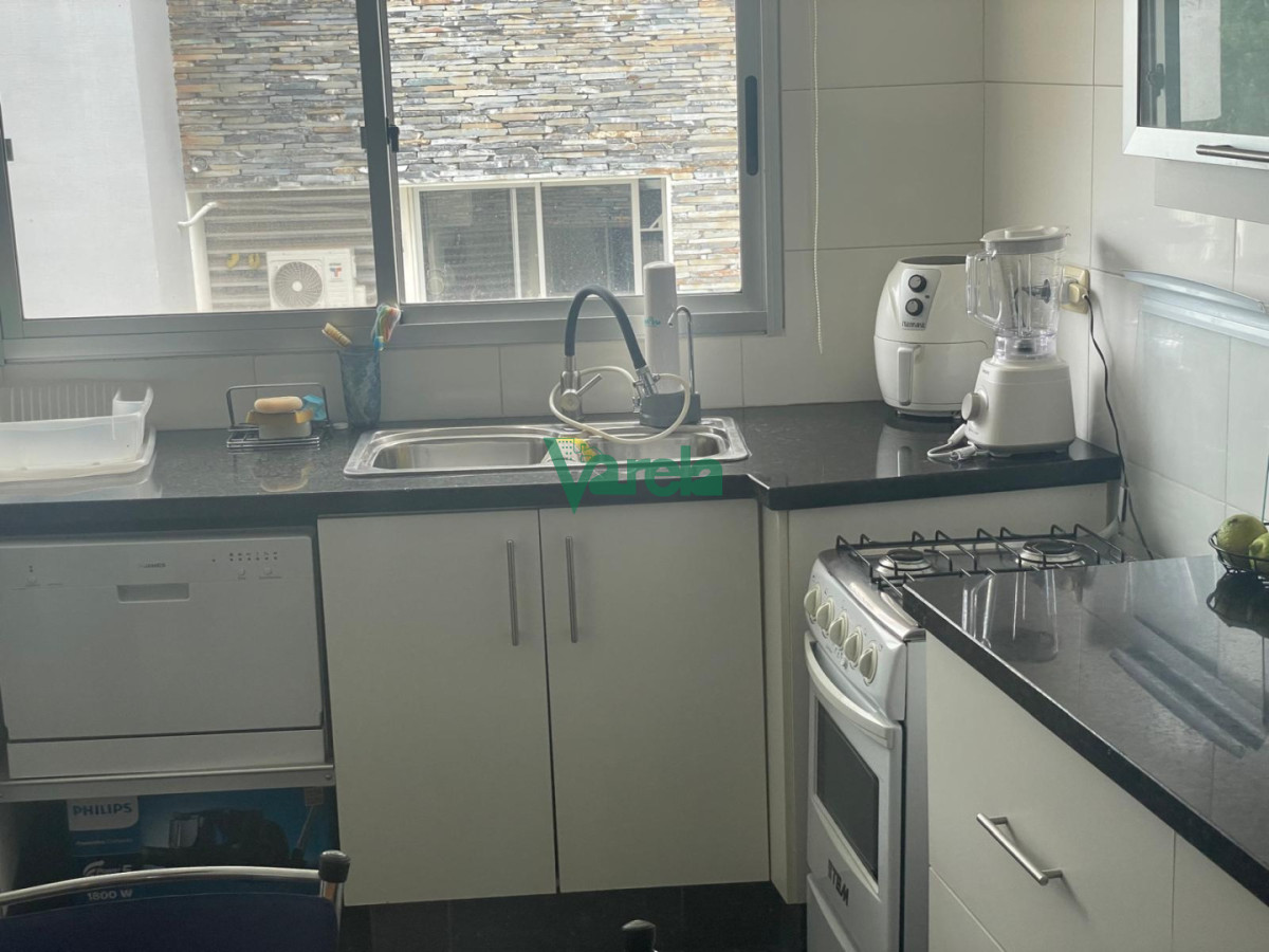 Apartamento ID.22827 - Venta apartamento Carrasco 2 dormitorios 2 baños, garaje doble