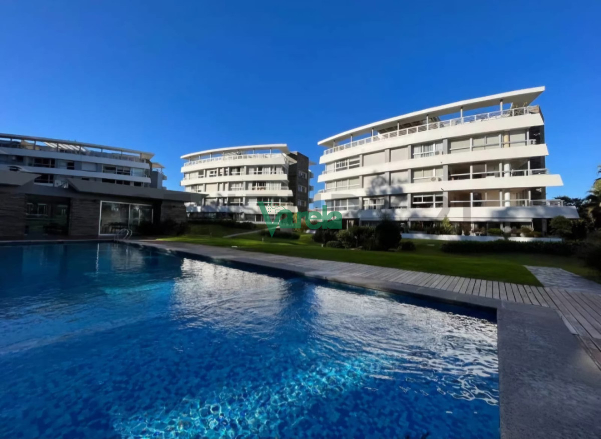 Apartamento ID.22827 - Venta apartamento Carrasco 2 dormitorios 2 baños, garaje doble