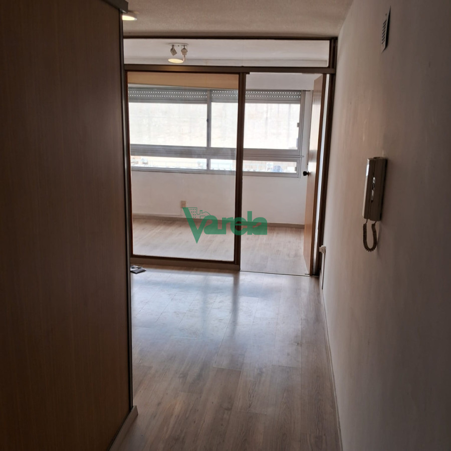 Apartamento ID.22876 - Venta monoambiente Cordón, vivienda u oficina con divisiones, garage lugar fijo.-