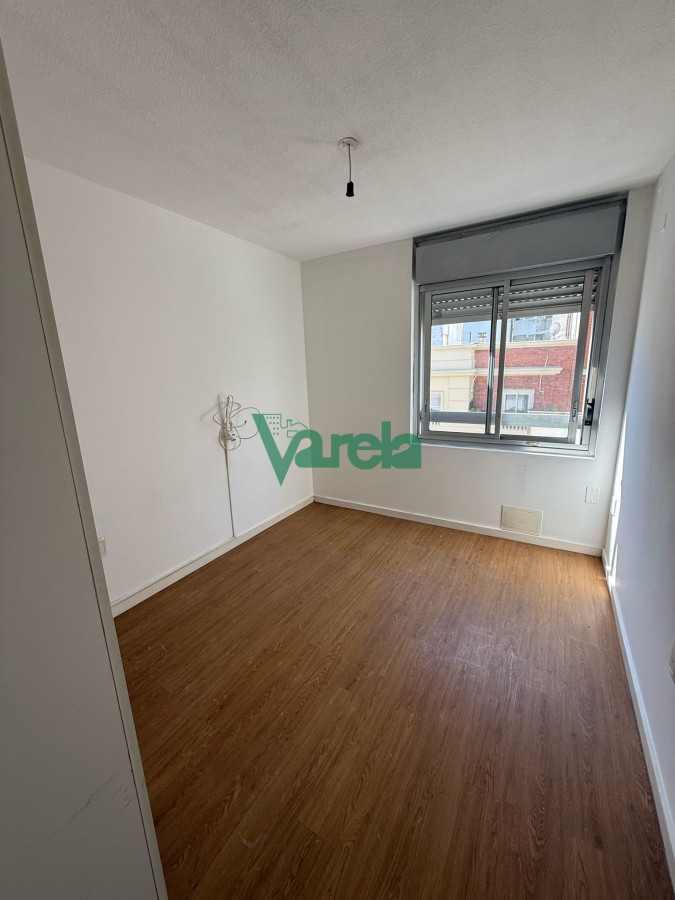 Apartamento ID.22575 - Venta Apartamento 2 dormitorios 1 baño Garage Tres Cruces Porteria