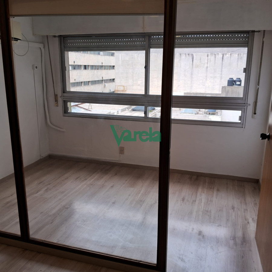 Apartamento ID.22876 - Venta monoambiente Cordón, vivienda u oficina con divisiones, garage lugar fijo.-