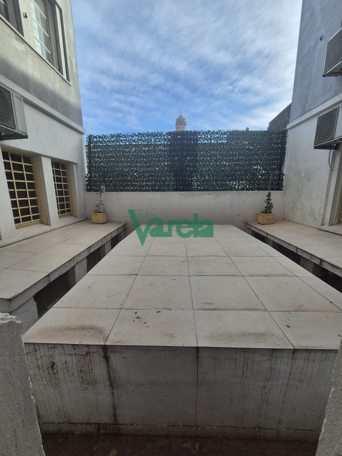 Apartamento ID.22246 - Venta oficina 18 de Julio esq Wilson Ferreira