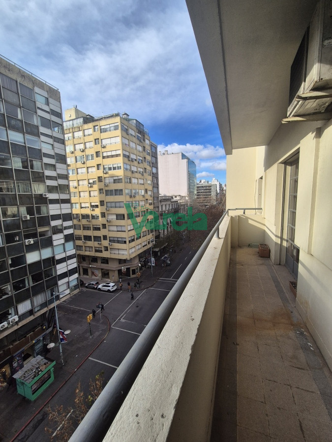 Apartamento ID.22246 - Venta oficina 18 de Julio esq Wilson Ferreira