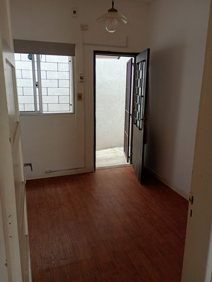 Venta apartamento, Malvín, 2 dorm, 1 baños, patio, a metros de la Rambla