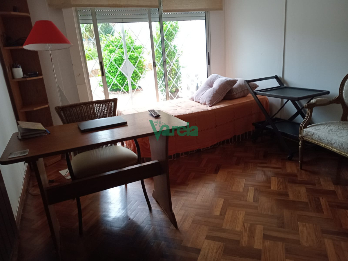 Casa ID.22783 - Venta Casa Buceo, 3 dormitorios, 3 baños, fondo, 240 m2 en 489 de terreno, amplia, luminosa, buenas terminaciones