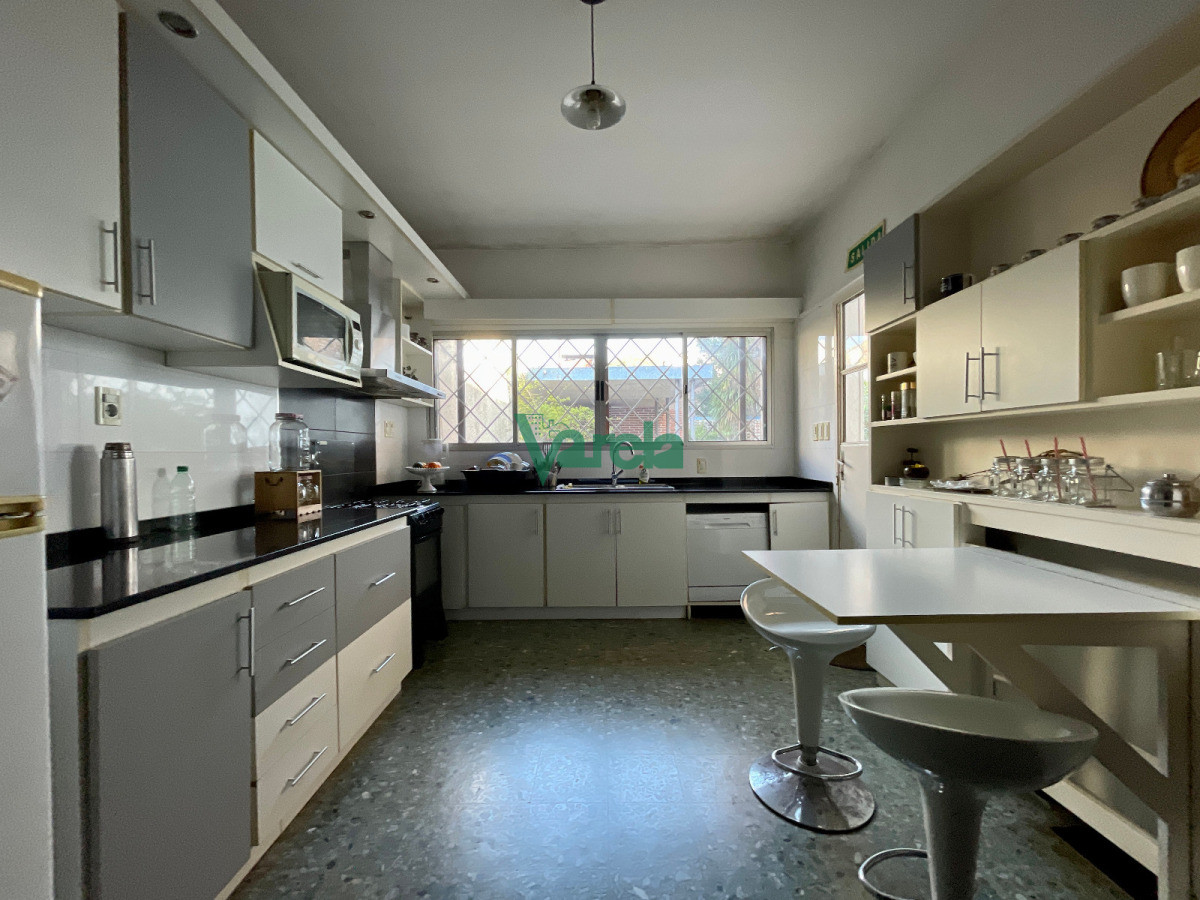 Casa ID.22783 - Venta Casa Buceo, 3 dormitorios, 3 baños, fondo, 240 m2 en 489 de terreno, amplia, luminosa, buenas terminaciones