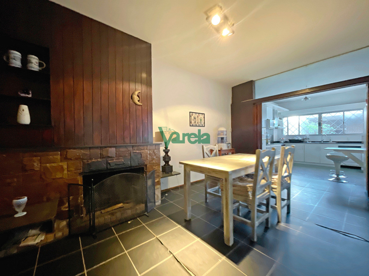 Casa ID.22783 - Venta Casa Buceo, 3 dormitorios, 3 baños, fondo, 240 m2 en 489 de terreno, amplia, luminosa, buenas terminaciones