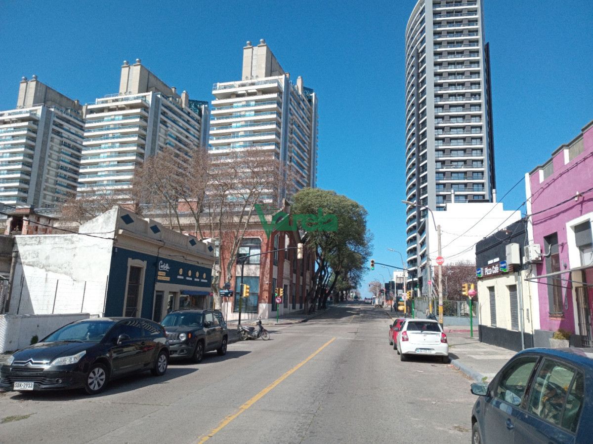 Casa ID.22783 - Venta Casa Buceo, 3 dormitorios, 3 baños, fondo, 240 m2 en 489 de terreno, amplia, luminosa, buenas terminaciones