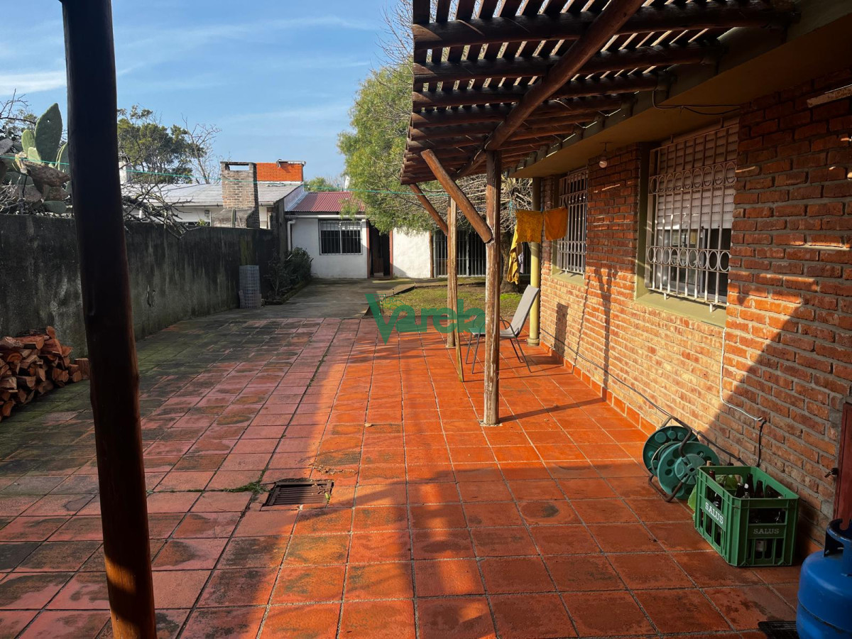 Casa ID.22363 - Venta casa Lagomar sur 5 dormitorios 3 baños . mas barbacoa con servicio 