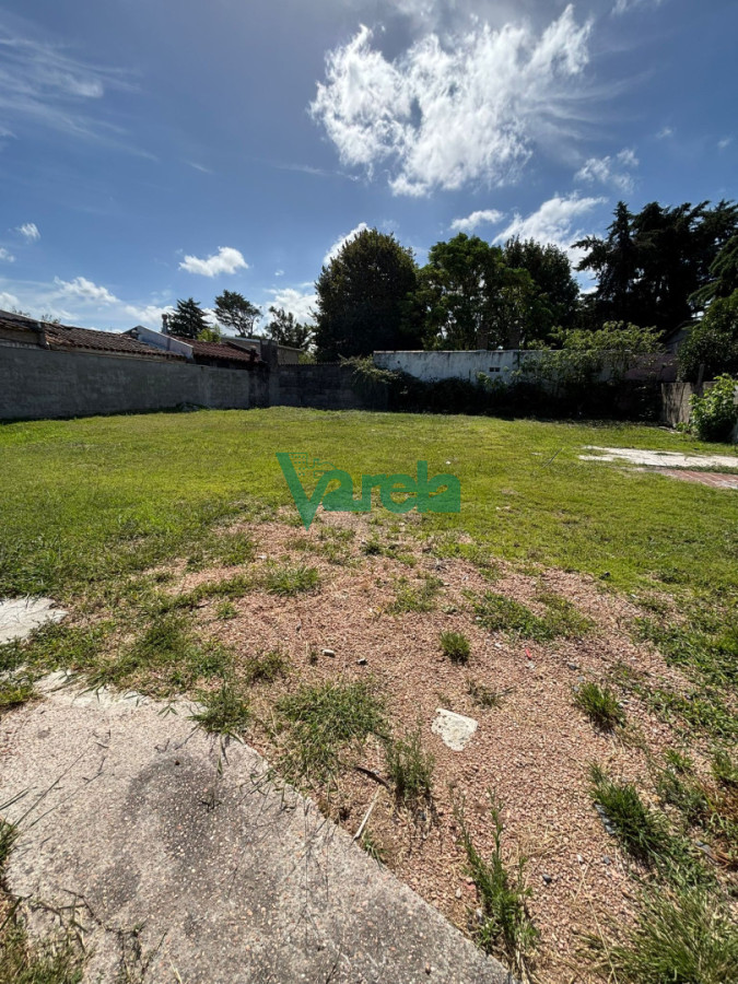 Casa ID.23122 - Casa en venta en Solymar reciclada a nuevo 2 dormitorios cochera techada parrillero y un gran parque