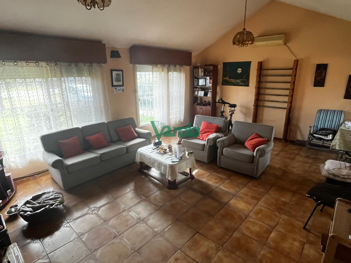 Casa ID.22363 - Venta casa Lagomar sur 5 dormitorios 3 baños . mas barbacoa con servicio 