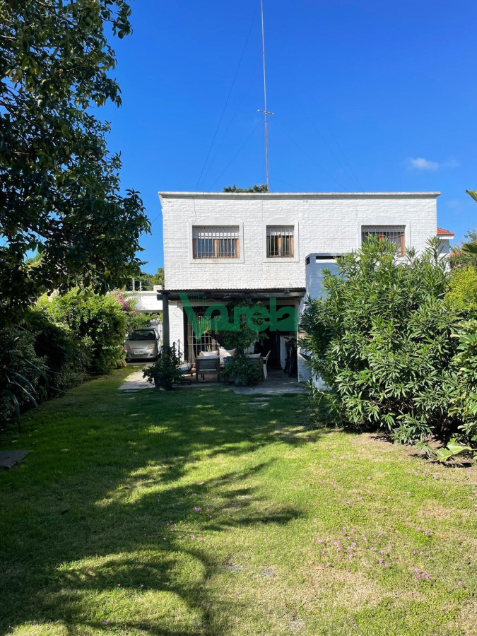 Casa ID.22435 - Venta Casa Carrasco norte, 3 dormitorios, 4 baños, jardin, fondo, barbacoa, ph en 2 plantas