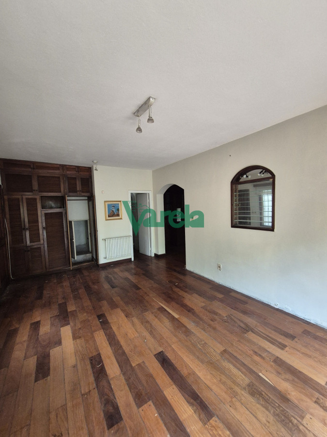 Casa ID.22586 - Venta residencia en La Blanqueada Carrasquito, 4 dormitorios, fondo