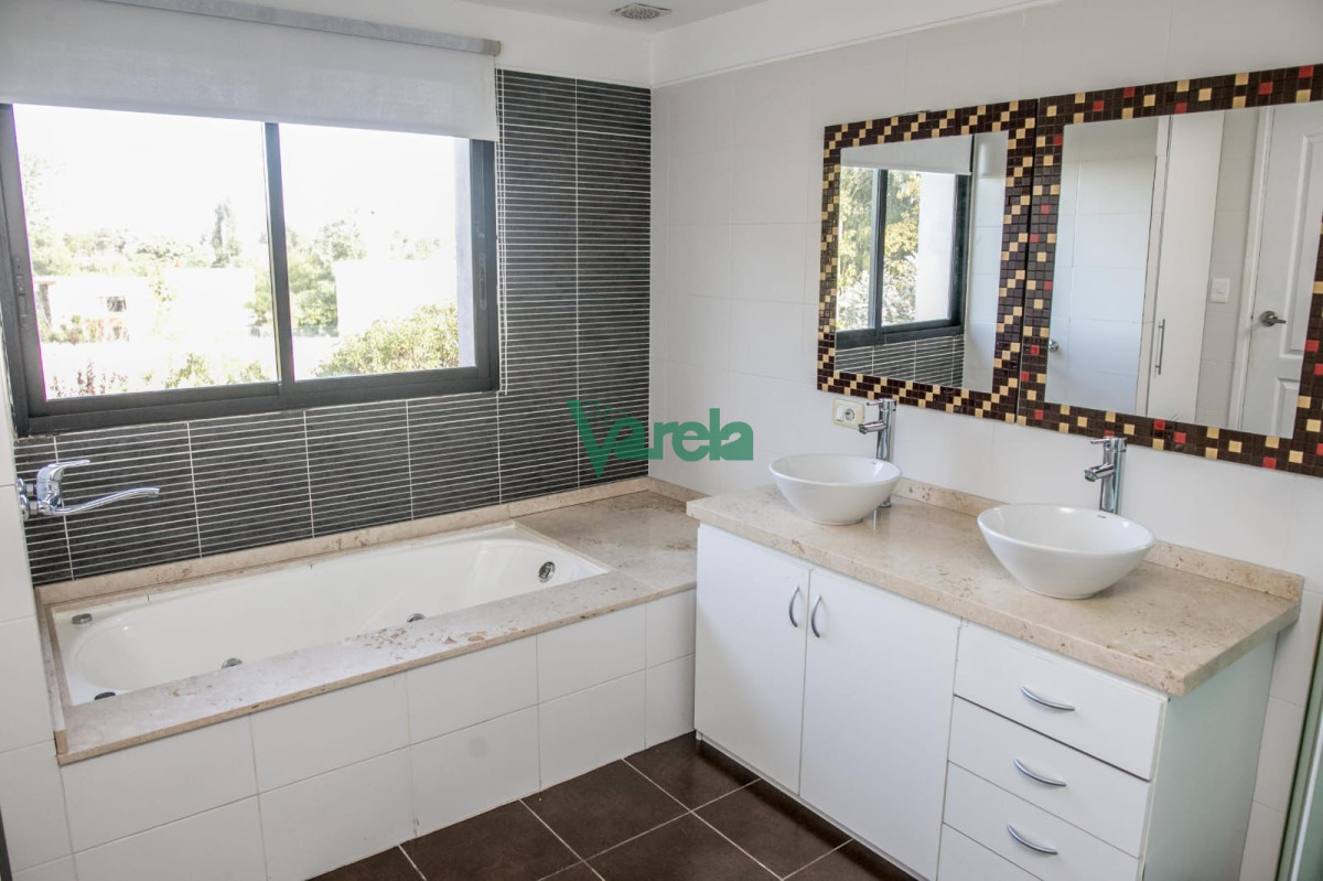 Casa ID.22898 - Casa en Alquiler Barrio privado Carmel 5 dormitorios 5 baños