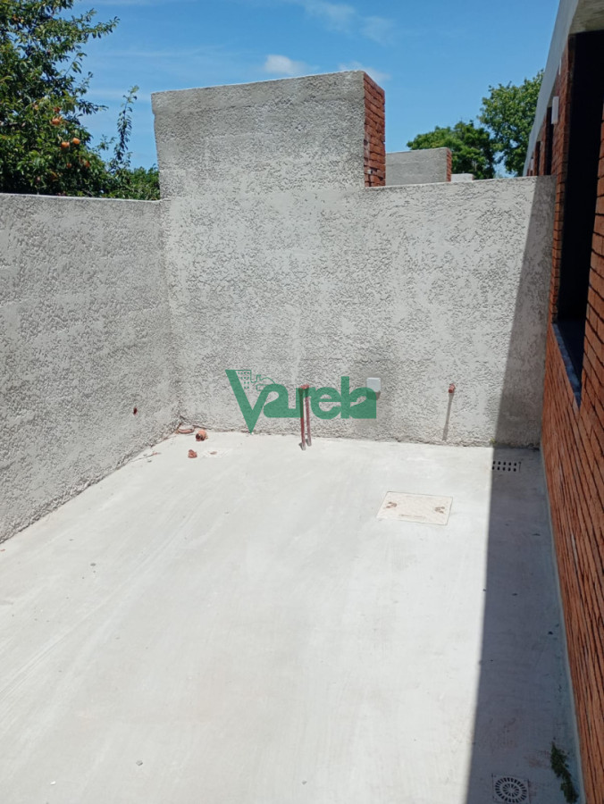 Casa ID.22755 - Venta casa Malvín Norte, 2 dormitorios, 1 baños, cochera, patio con parrillero