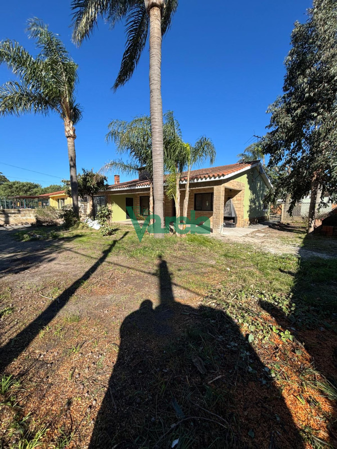 Casa ID.22659 - Excelente chale de tejas sobre avenida
