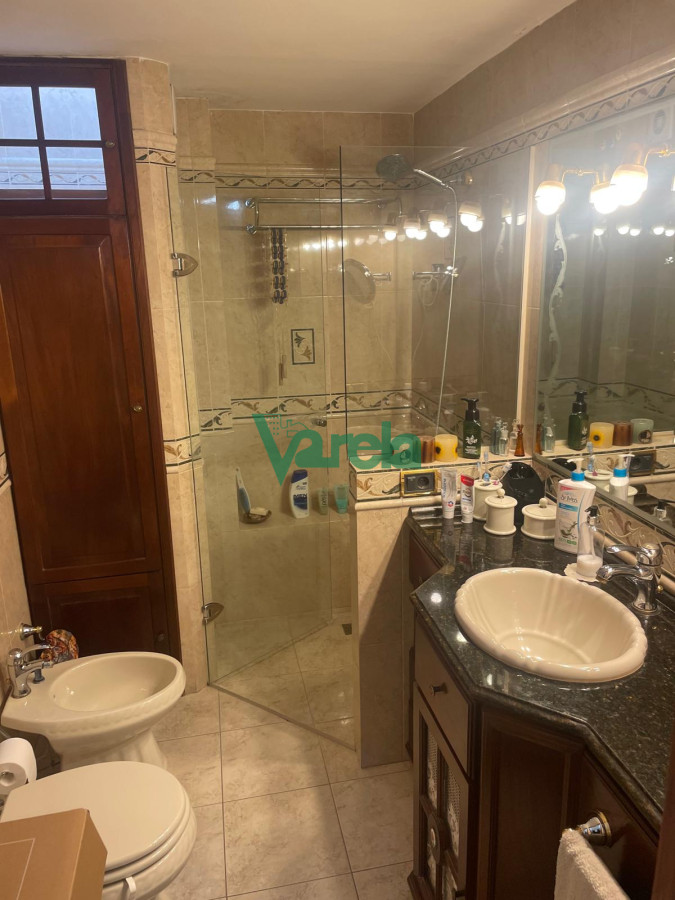 Casa ID.22715 - Venta casa Pocitos, 3 dorm,3 baños, estar enorme con hogar a leña, escritorio, fondo,padrón único,garaje