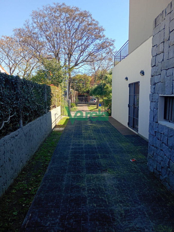 Casa ID.23170 - Venta Casa Carrasco norte, 6 dormitorios, 5baños, en 2 plantas 